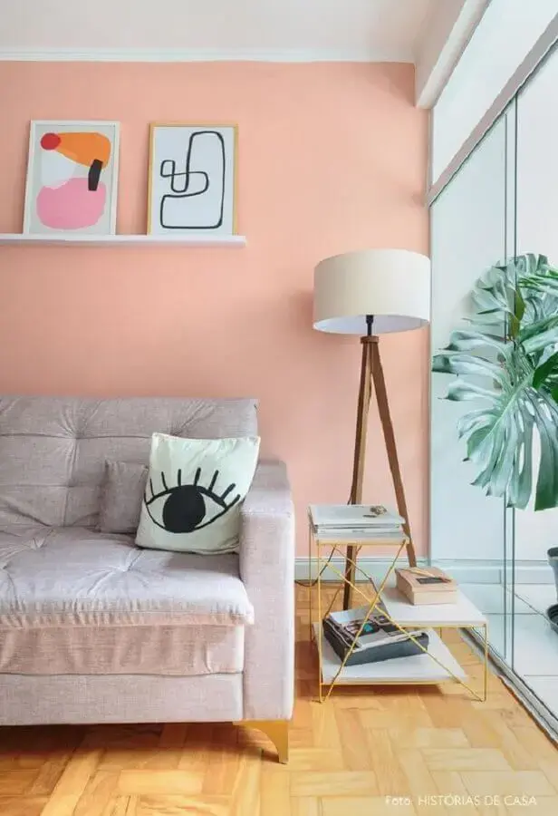 Iluminação de sala de estar rosa decorada com abajur de chão e sofa cinza claro Foto Histórias de Casa