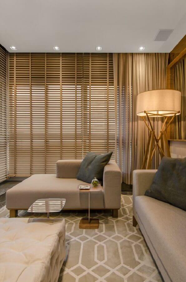 Iluminação para sala de estar bege decorada com abajur de piso e persiana de madeira Foto Studio Colnaghi