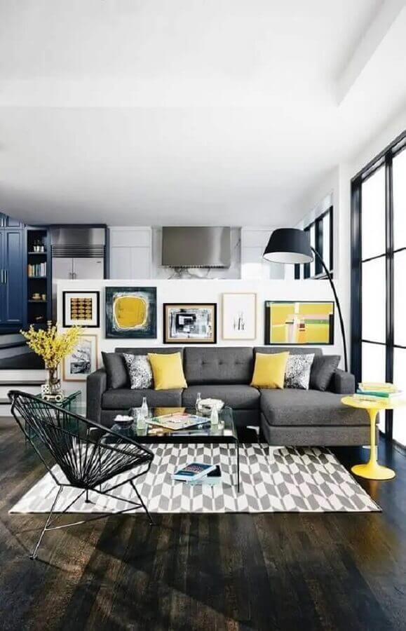 Iluminação sala de estar cinza e amarela decorada com parede de quadros e luminária de piso Foto Furniture and Choice