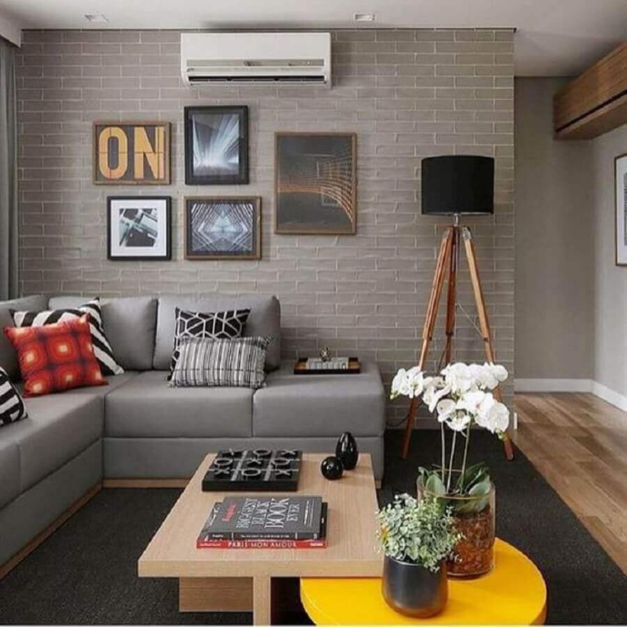 Iluminação sala de estar cinza moderna decorada com sofa de canto e luminária de piso Foto IO Home Decor