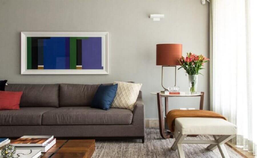 Iluminação sala de estar decorada com abajur moderno e sofa cinza Foto Marilia Veiga
