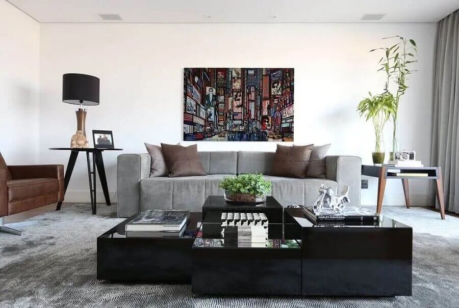 Iluminação sala de estar decorada com abajur preto e tapete cinza Foto Decor Fácil