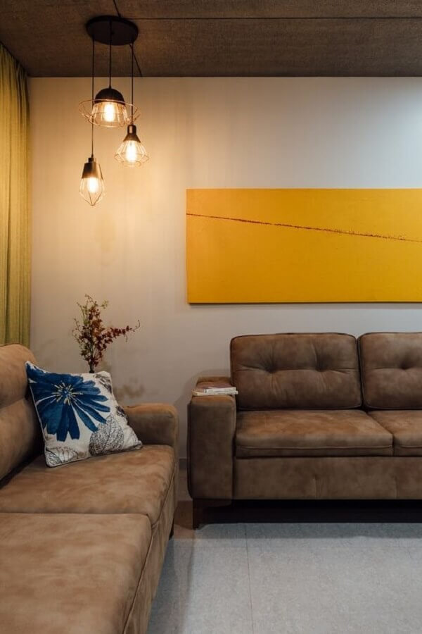 Iluminação sala de estar decorada com luminária pendente e quadro amarelo Foto The Architect s Diary