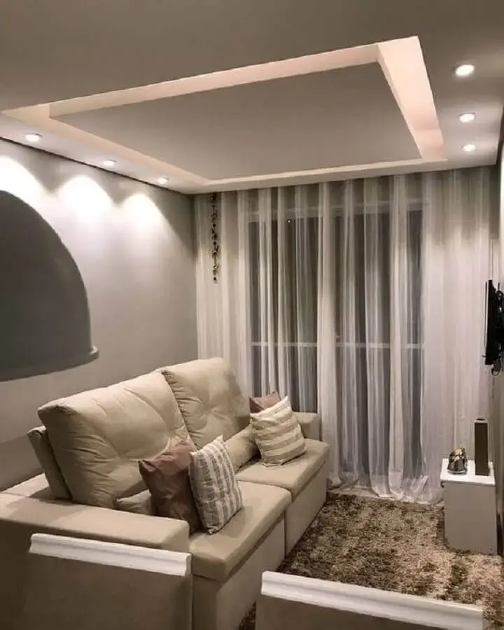  Iluminação sala de estar pequena decorada em cores claras com sanca iluminada Foto Decor Fácil
