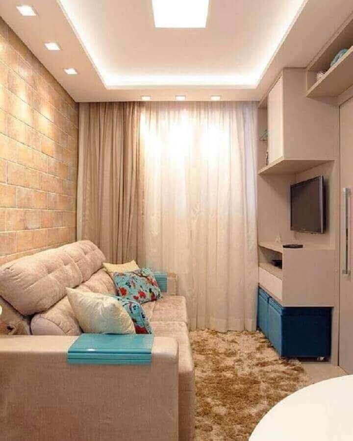  Iluminação sala de estar pequena decorada em cores neutras com tapete felpudo Foto Dicas de Mulher