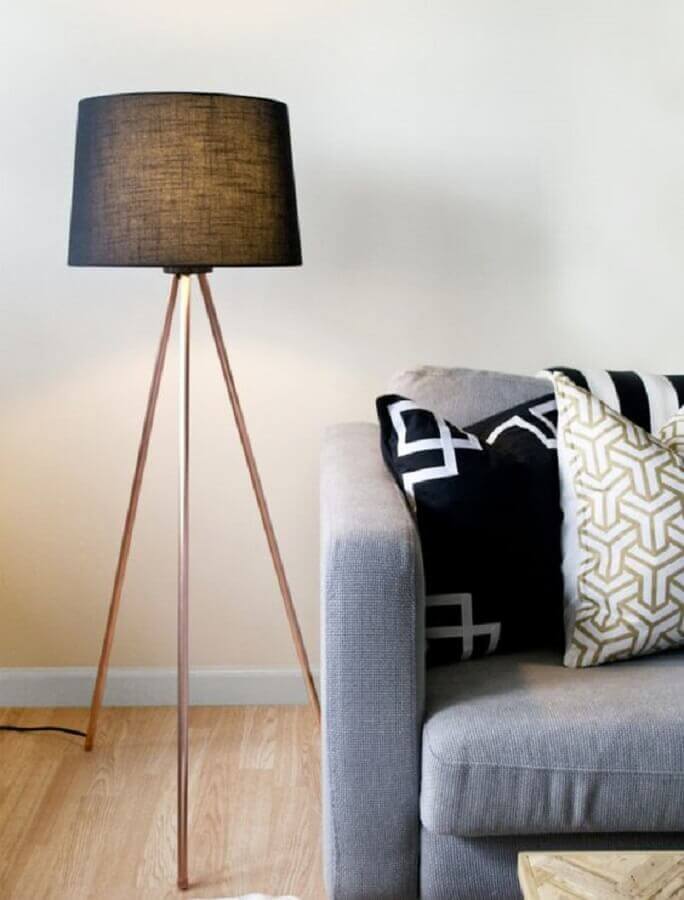 Iluminação sala de estar simples decorada com abajur de chão Foto Sarah Dorsey