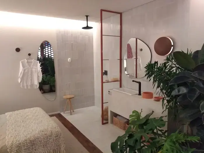 Integrado ao quarto de casal, o banheiro também imprime uma atmosfera de relaxamento. Foto: Nathalia Inson