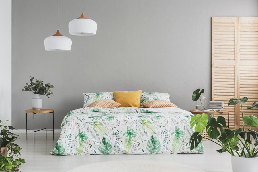 Jogo de cama com estampa de folhagens para decoração de quarto de casal Foto habitíssimo