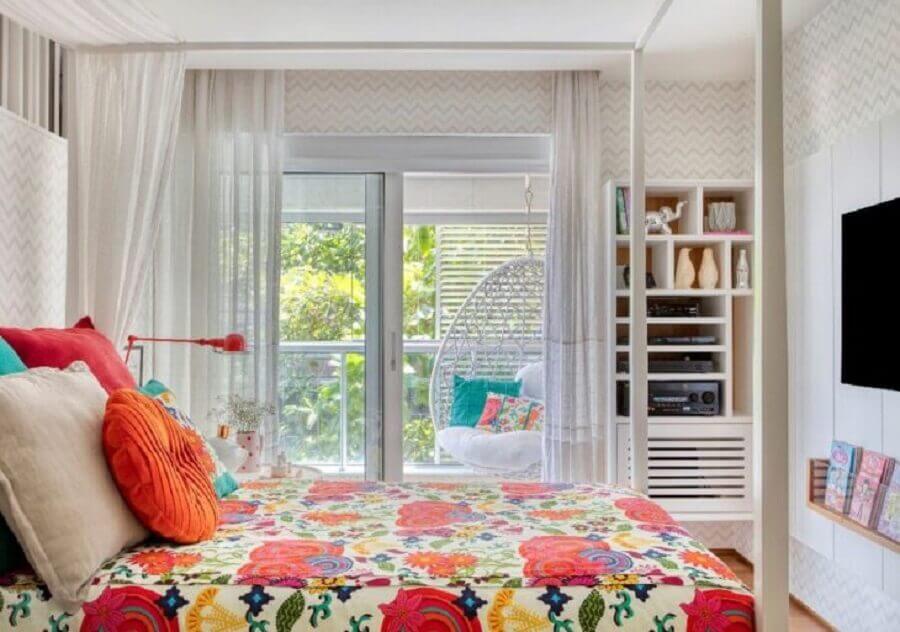Jogo de cama e almofadas para decoração de quarto de casal colorido Foto Bezamat Arquitetura