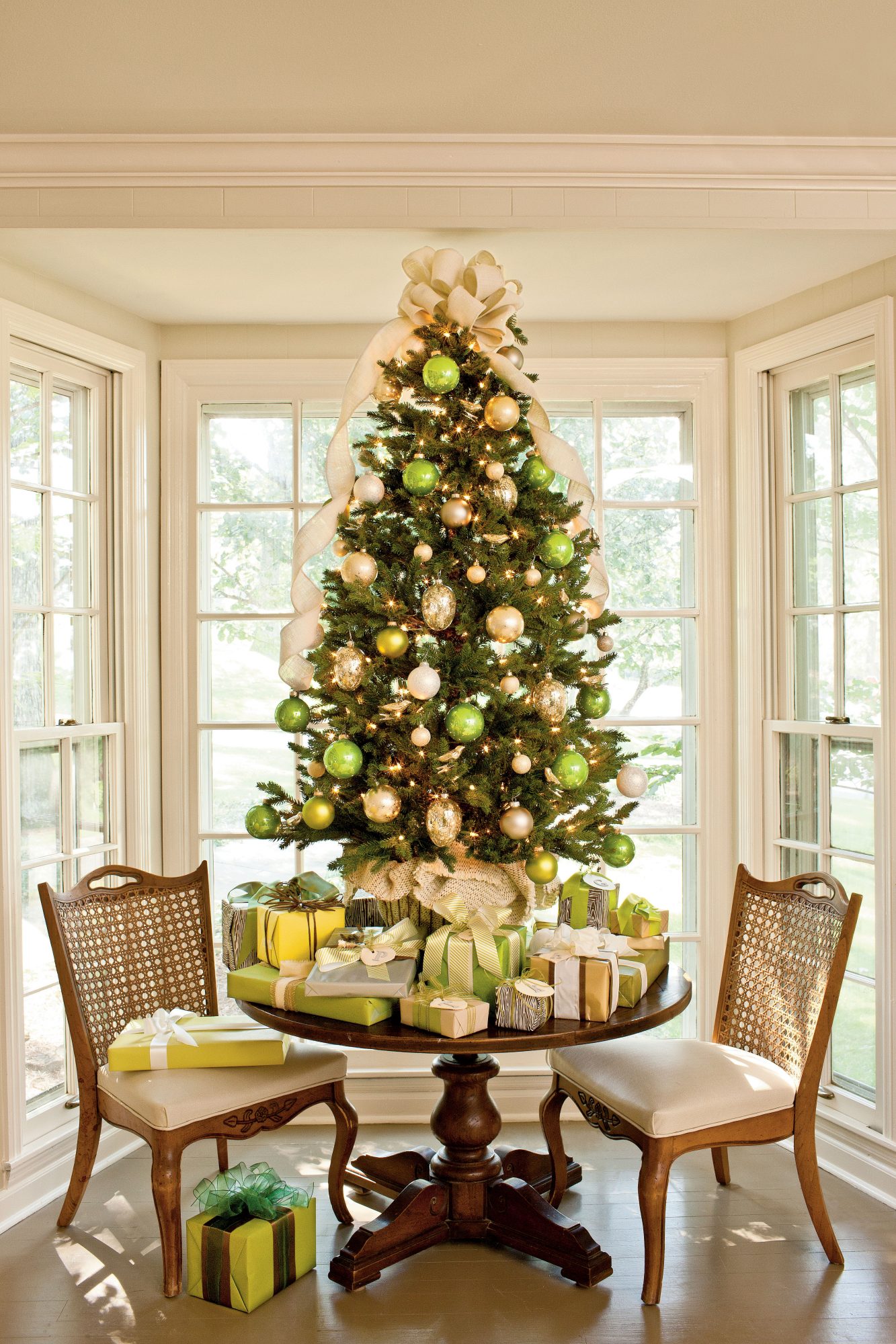 Laço grande para árvore de natal clássica na sala de jantar