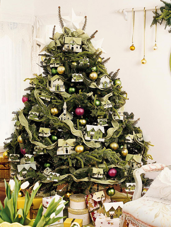 Laço grande para árvore de natal decorada com casas pequenas