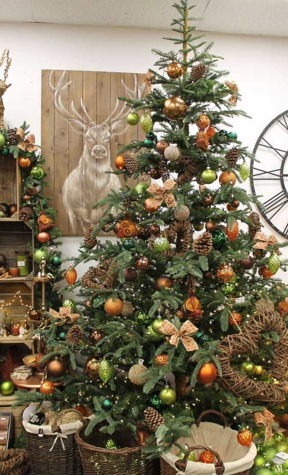 Laços para árvore de natal decorada com pinha e quadros rústicos