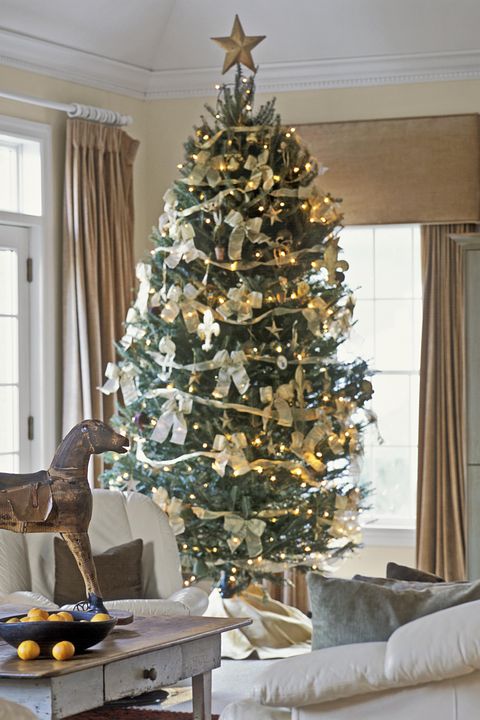 Laços para árvore de natal na decoração da sala de estar chique