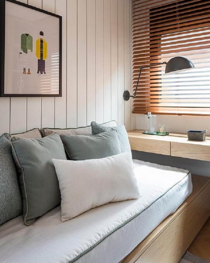 Lambri de madeira branco para decoração de quarto planejado com bancada de madeira Foto Triplex Arquitetura