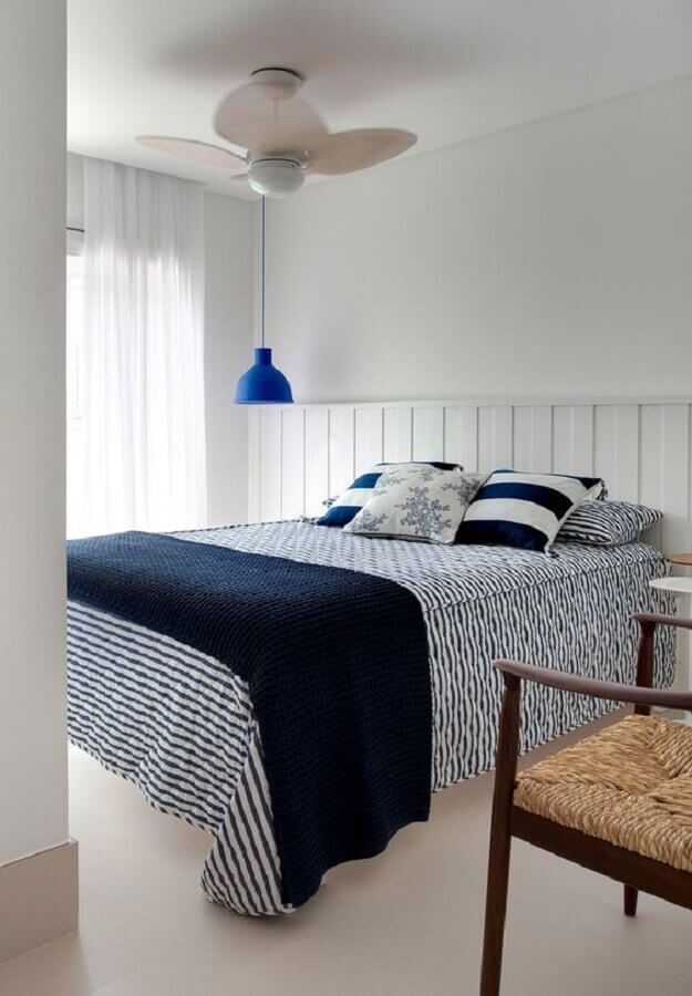 Lambri de madeira meia parede para decoração de quarto branco com luminária azul Foto Paula Magnani