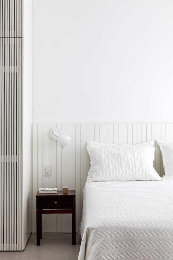 Lambri de madeira meia parede para decoração de quarto de branco Foto Leandro Garcia