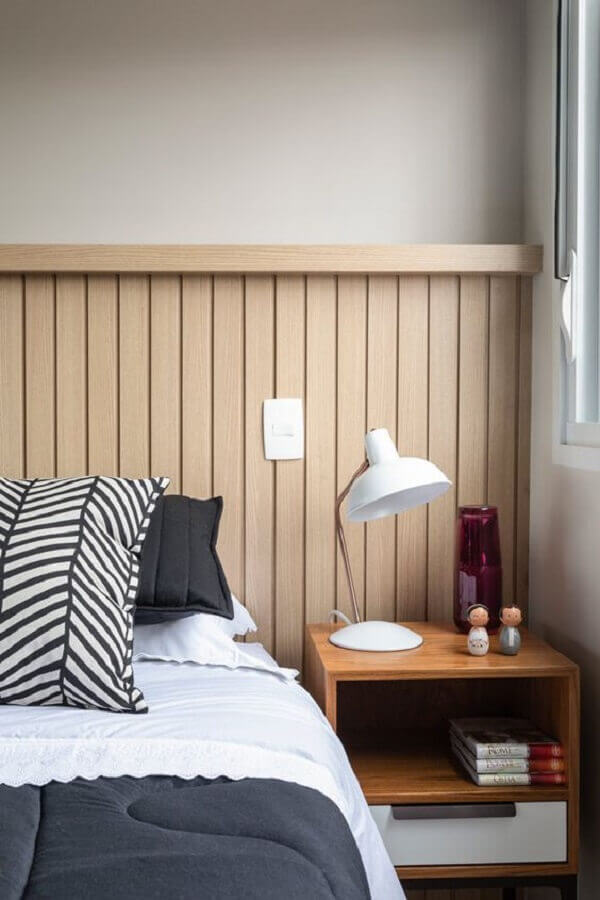 Lambri de madeira meia parede para decoração de quarto de casal Foto Marina Carvalho Arquitetura