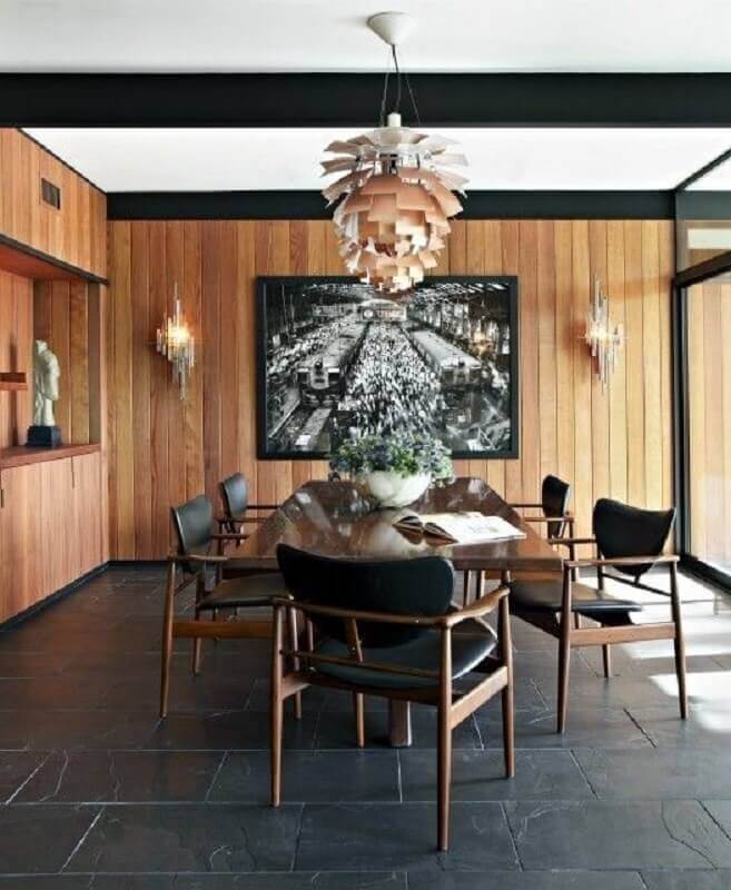 Lambri de madeira para parede de sala de jantar decorada com lustre moderno Foto Remodelista
