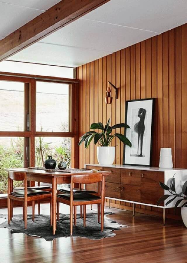 Lambri de madeira parede para decoração de sala de jantar com tapete de couro Foto The Design Files