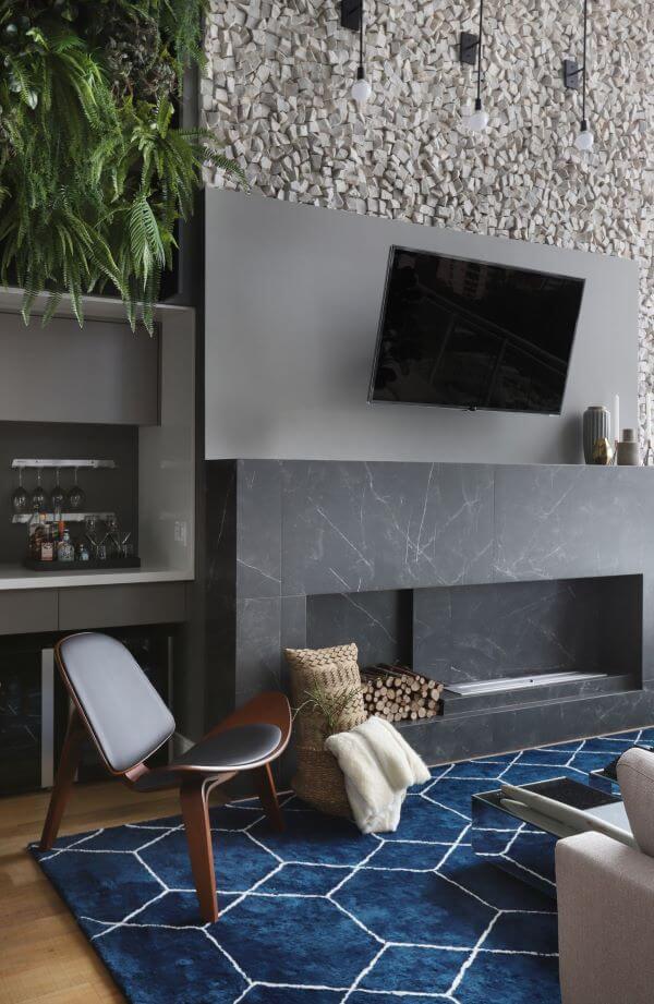 Lareira de mármore cinza absoluto na sala de estar contemporânea