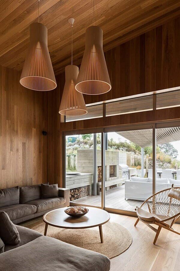 Luminária moderna para sala rústica decorada com revestimento de madeira  Foto Habitus Living