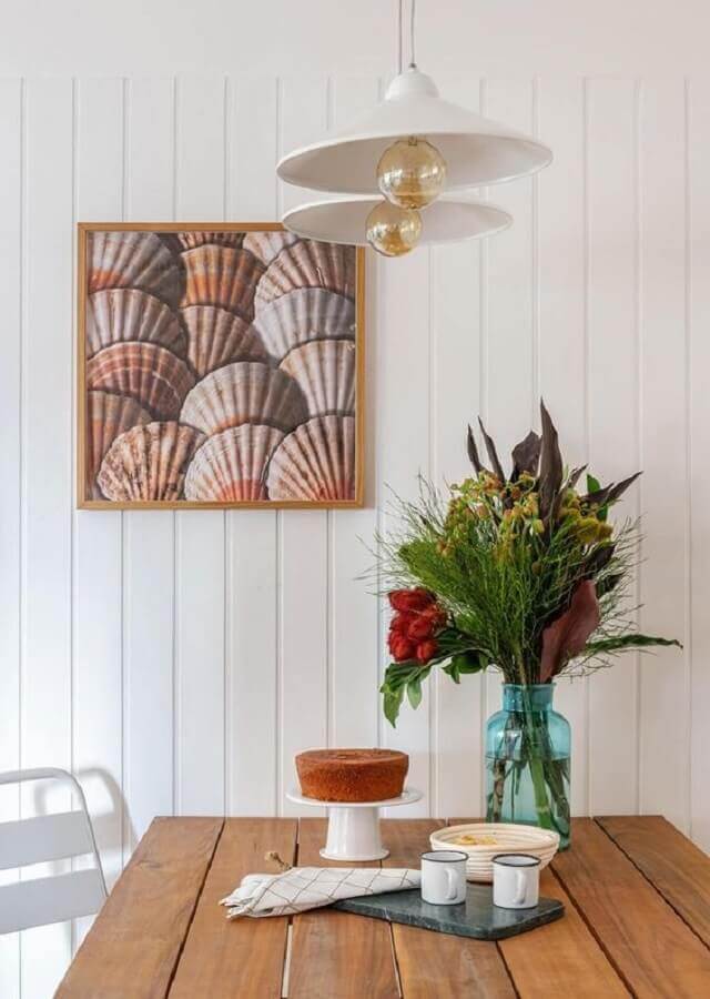  Luminária para decoração de sala de jantar com parede de lambri de madeira branco Foto Maura Mello