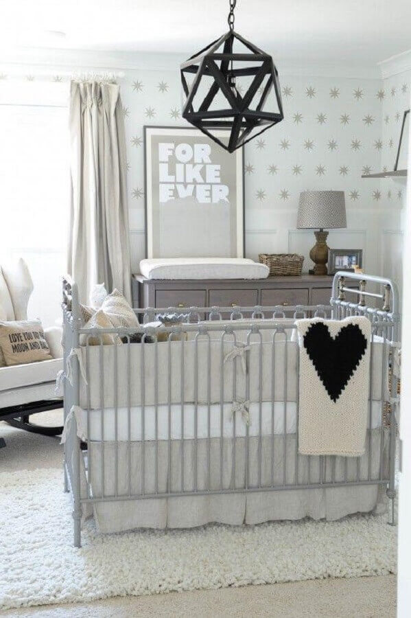 Lustre preto moderno para decoração de quarto de bebê unissex cinza e branco Foto MyDomaine