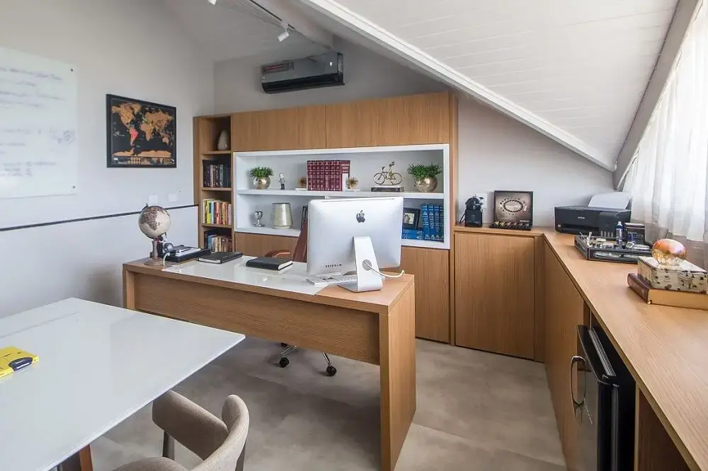 Mesas com vidro branco e elementos em madeira predominam na decoração do escritório. Fonte: Gustavo Bresciani