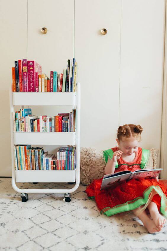Mini estante com rodinhas para livros infantis 