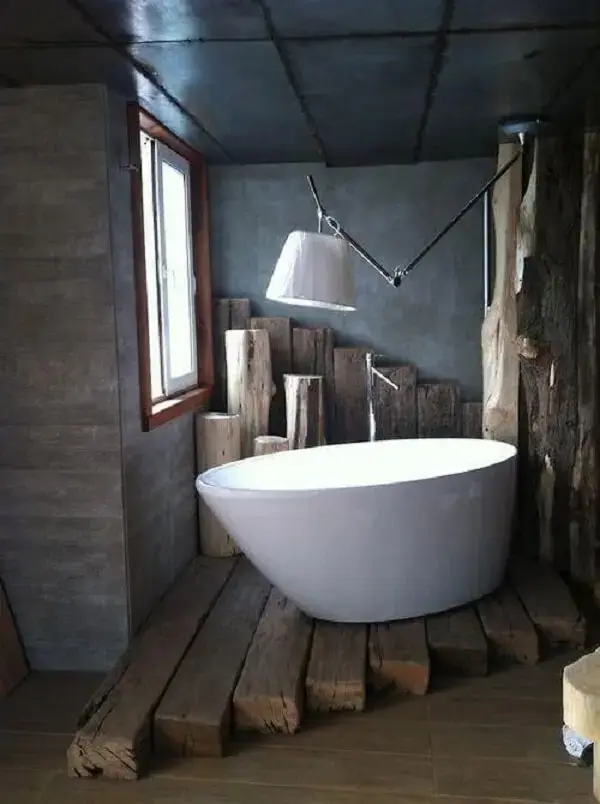 Modelo de banheira simples apoiada sobre toras de madeira. Fonte: Decor Fácil
