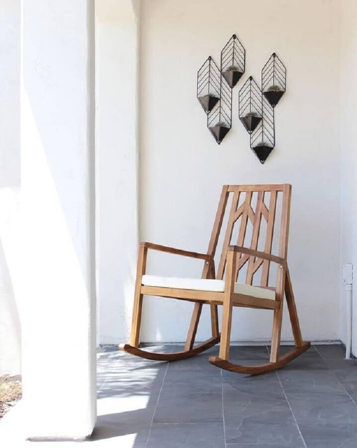 Modelo de cadeira de balanço de madeira para decoração simples Foto Jenn Braidwood