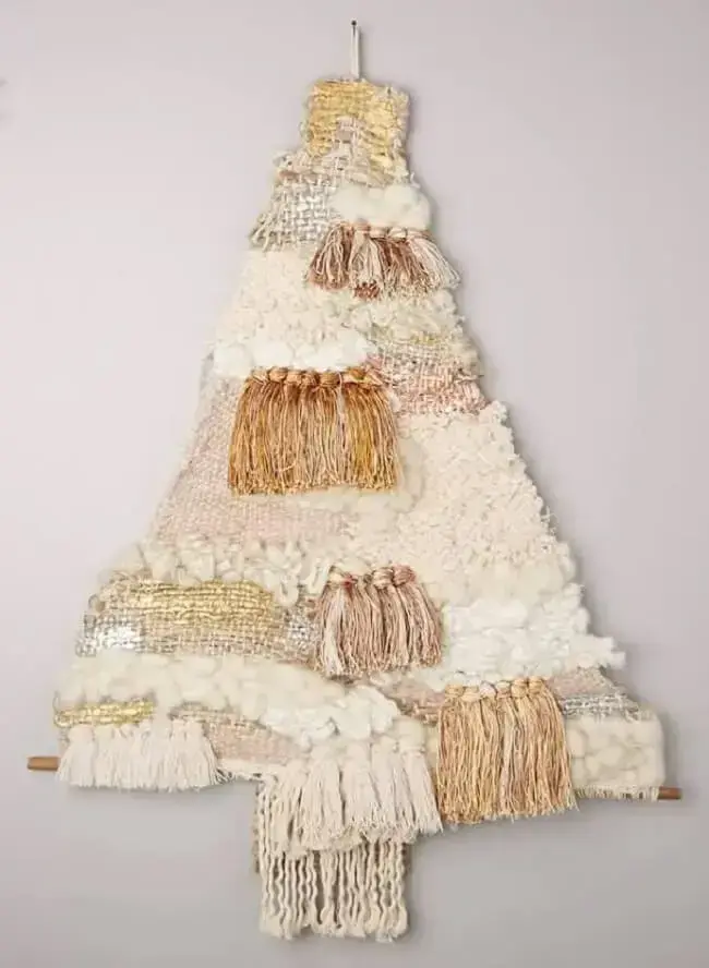 Modelo de árvore de natal dourada e branco fixada na parede e feita com tecido. Fonte: Wattpad