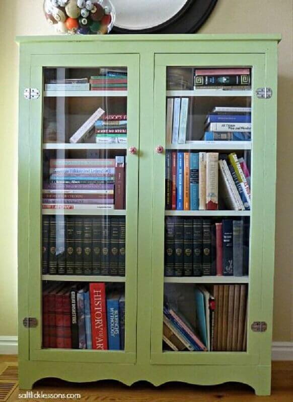 Modelo simples de armário para livros com porta de vidro Foto Salt Lick Lessons