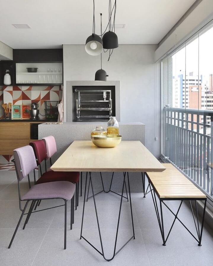 Modelos de cadeiras modernas para decoração de varanda gourmet de apartamento Foto Mariana Orsi
