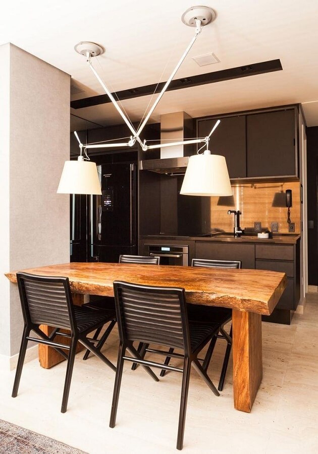 Modelos de cadeiras para cozinha preta moderna decorada com mesa de madeira rustica Foto Diptico Design de Interiores