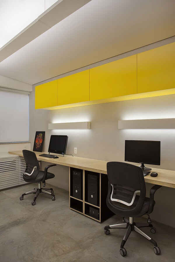 Modelos de cadeiras para escritório decorado com bancada de madeira e armario aereo amarelo Foto Decor Facil