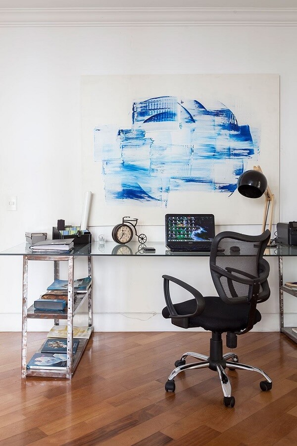 Modelos de cadeiras para escritório simples decorado com escrivaninha de vidro Foto Eduardo Foz