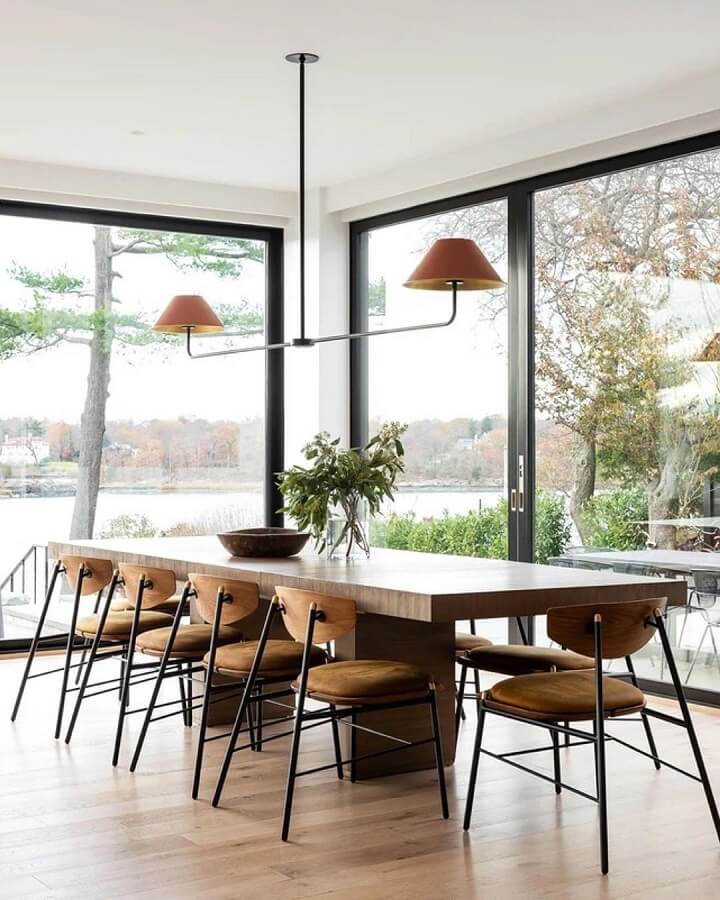 Modelos de cadeiras para mesa de jantar de madeira em sala decorada com luminária pendente diferente Foto PUFIK Interior e Inspirations