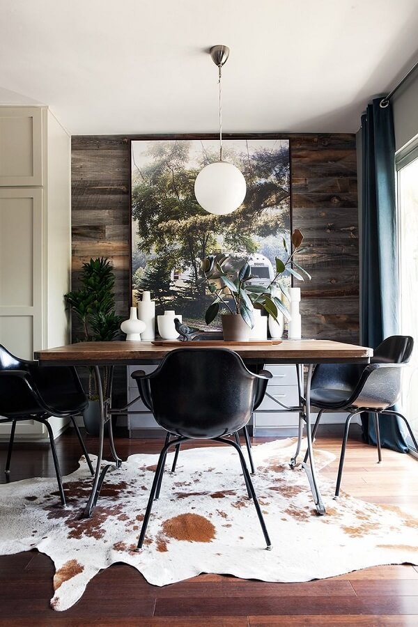 Modelos de cadeiras para mesa de jantar em sala decorada com tapete de couro e parede rustica Foto Decorist
