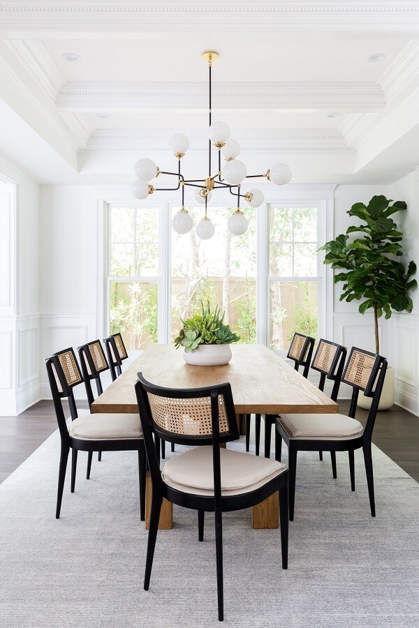 Modelos de cadeiras para sala de jantar clean decorada com lustre moderno Foto Curated Interior