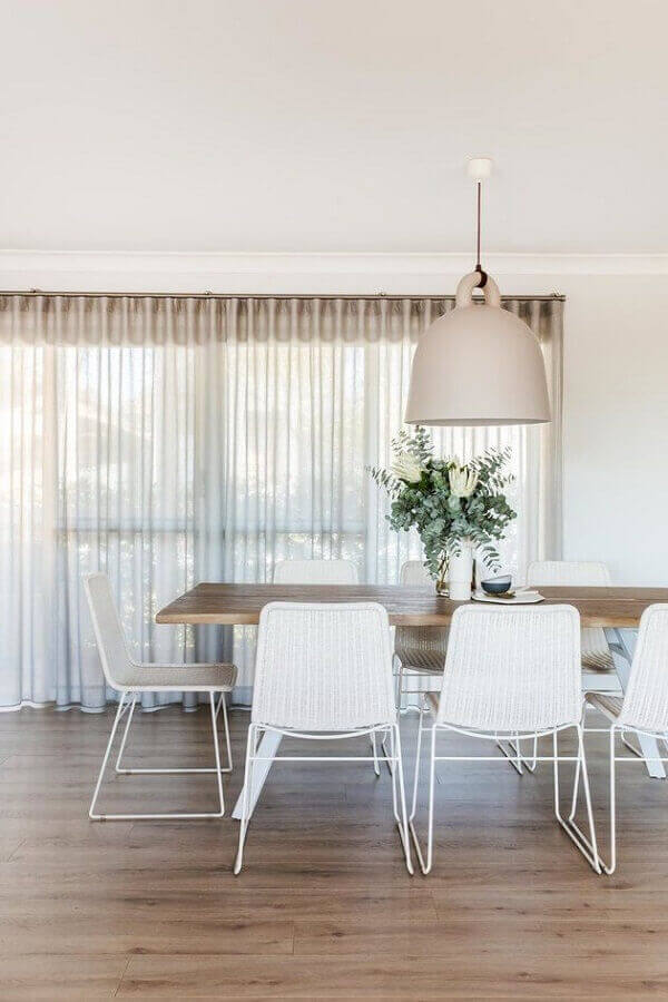 Modelos de cadeiras para sala de jantar minimalista decorada com mesa de madeira grande Foto Hunker