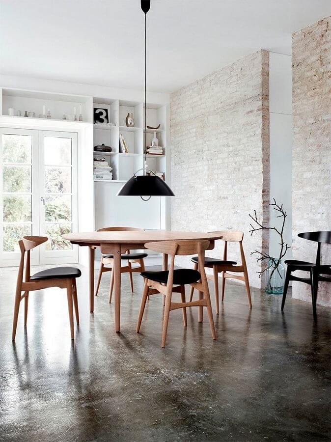 Modelos de cadeiras para sala de jantar minimalista grande decorada com mesa redonda Foto Decorist