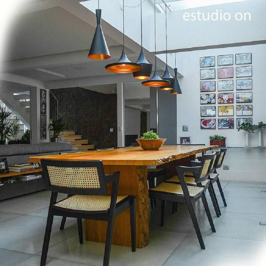 Modelos de cadeiras para sala de jantar moderna decorada com mesa rustica de madeira Foto Estúdio ON