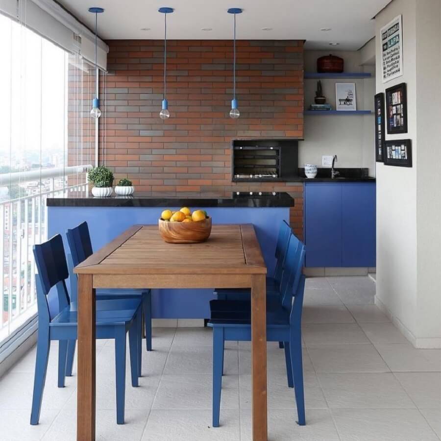 Modelos de cadeiras para varanda azul e branca decorada com parede de tijolinho Foto Dicas Decor