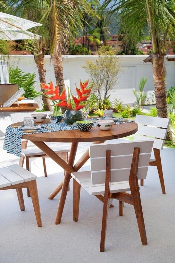 Modelos de cadeiras para varanda de casa decorada com jardim Foto Casa Vogue