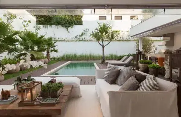 Móveis para quintal com piscina com deck de madeira