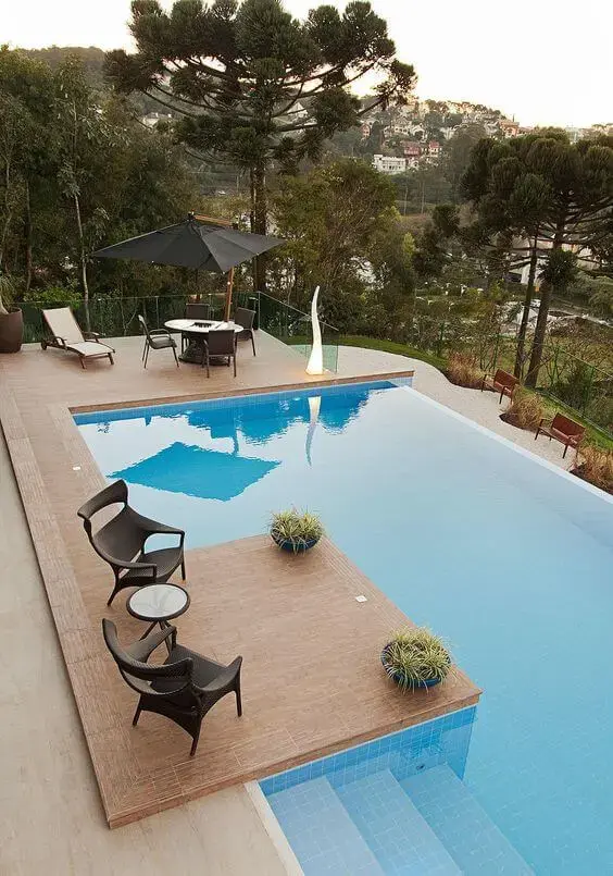 Móveis para quintal com piscina de fibra sintética
