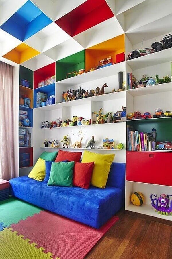 Nichos planejados para decoração de quarto infantil colorido Foto Pascali Semerd Jian Arquitetos