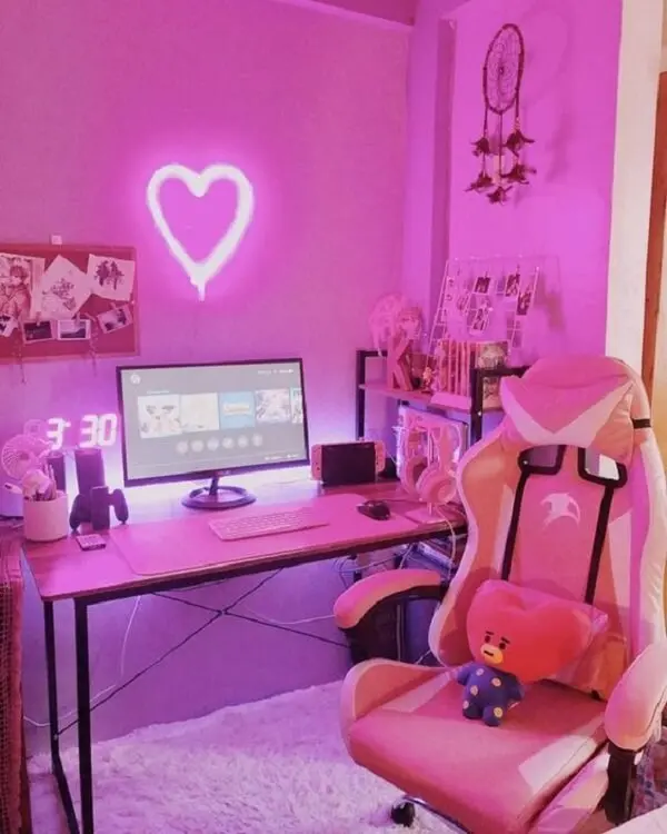 O coração na parede do quarto gamer feminino traz um toque delicado para o decor. Fonte: Reddit