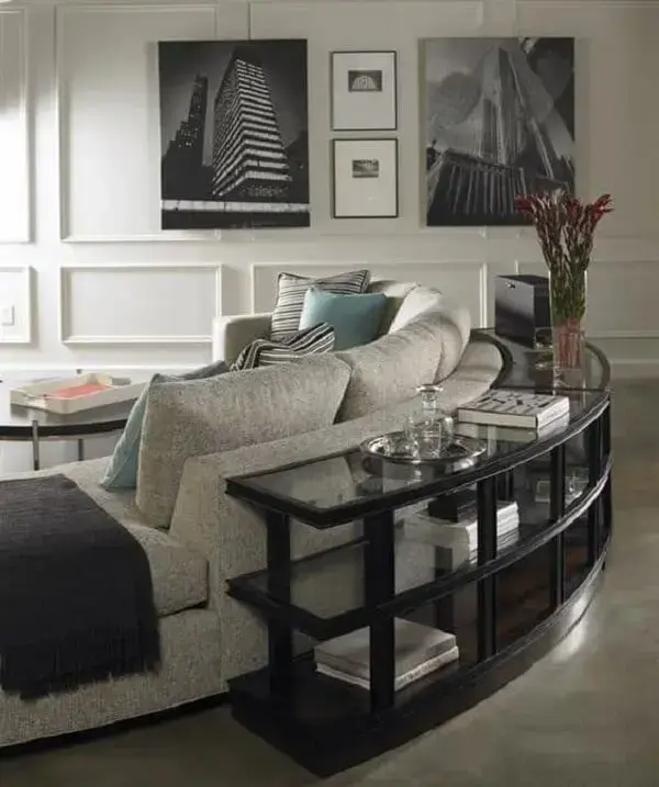 O design do aparador pode seguir o mesmo formato do sofá curvo. Fonte: Modern Home Decorating Magazine
